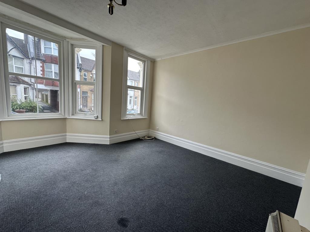 Lot: 116 - ONE-BEDROOM FLAT FOR INVESTMENT - Living Space
